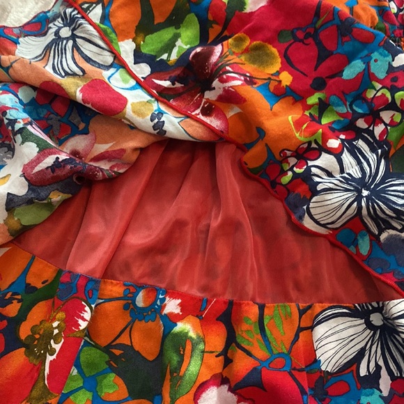 Ruffled multi colored dress. size tag and brand missing. P2P is about 18.Viscose - Picture 6 of 8